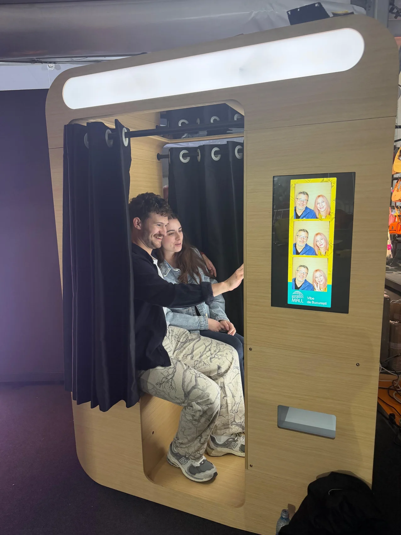 Participanți folosind Retro Photobooth la evenimentul din București Mall