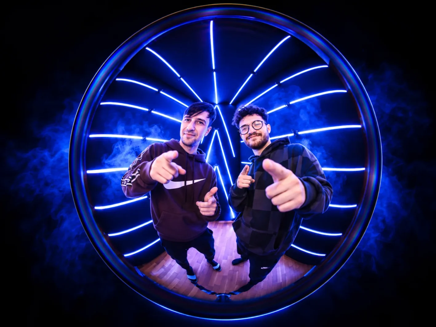 Fish-eye Booth cu lumini albastre și perspectivă circulară